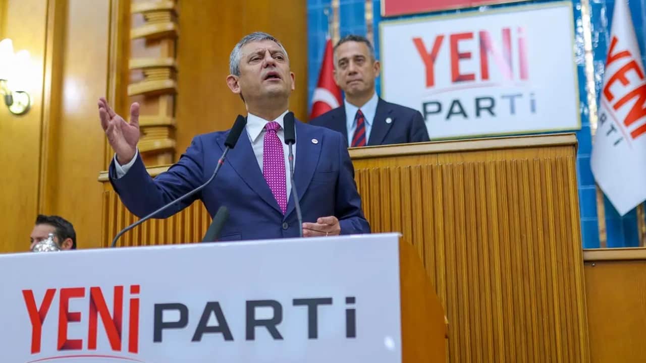 Foto - ‘Bedava traktör’ sezonu açıldı: Özgür Özel çiftçiye verdikçe veriyor