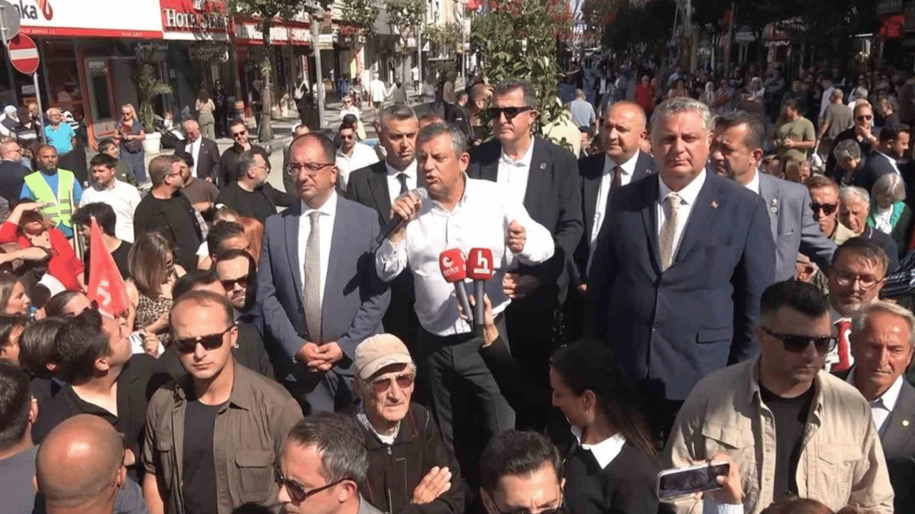 Foto - ‘Bedava traktör’ sezonu açıldı: Özgür Özel çiftçiye verdikçe veriyor