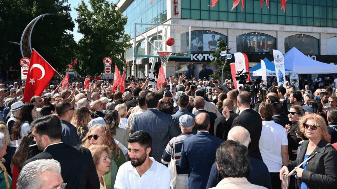 Foto - ‘Bedava traktör’ sezonu açıldı: Özgür Özel çiftçiye verdikçe veriyor