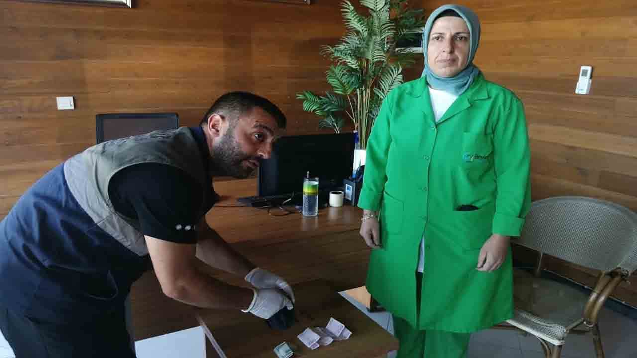 Foto - Belediye personelinden örnek davranış: Plajda bulduğu altın dolu keseyi teslim etti