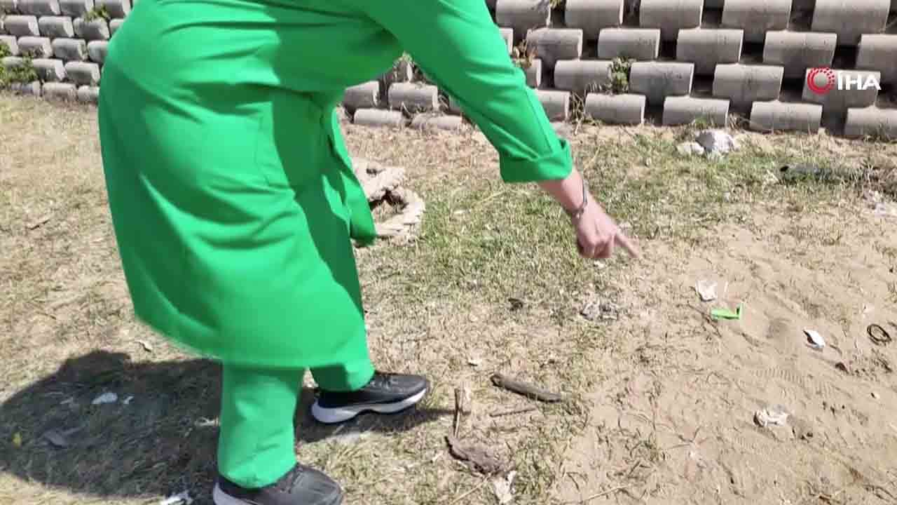 Foto - Belediye personelinden örnek davranış: Plajda bulduğu altın dolu keseyi teslim etti