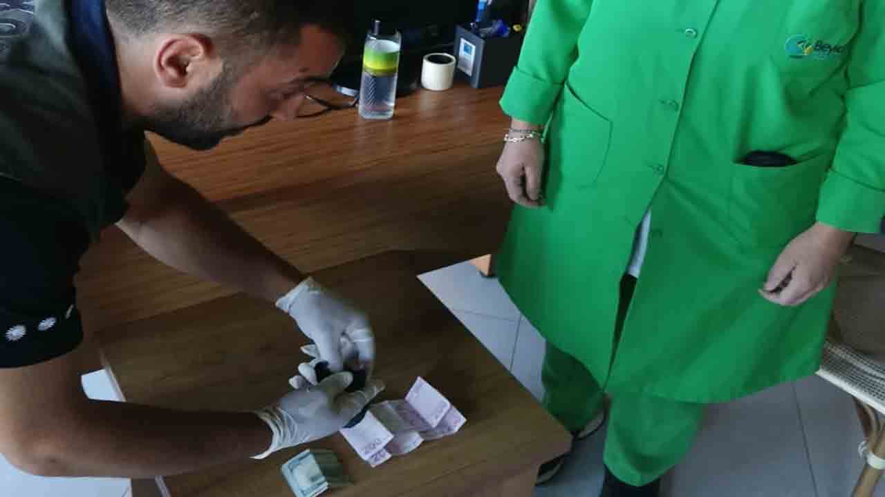 Foto - Belediye personelinden örnek davranış: Plajda bulduğu altın dolu keseyi teslim etti