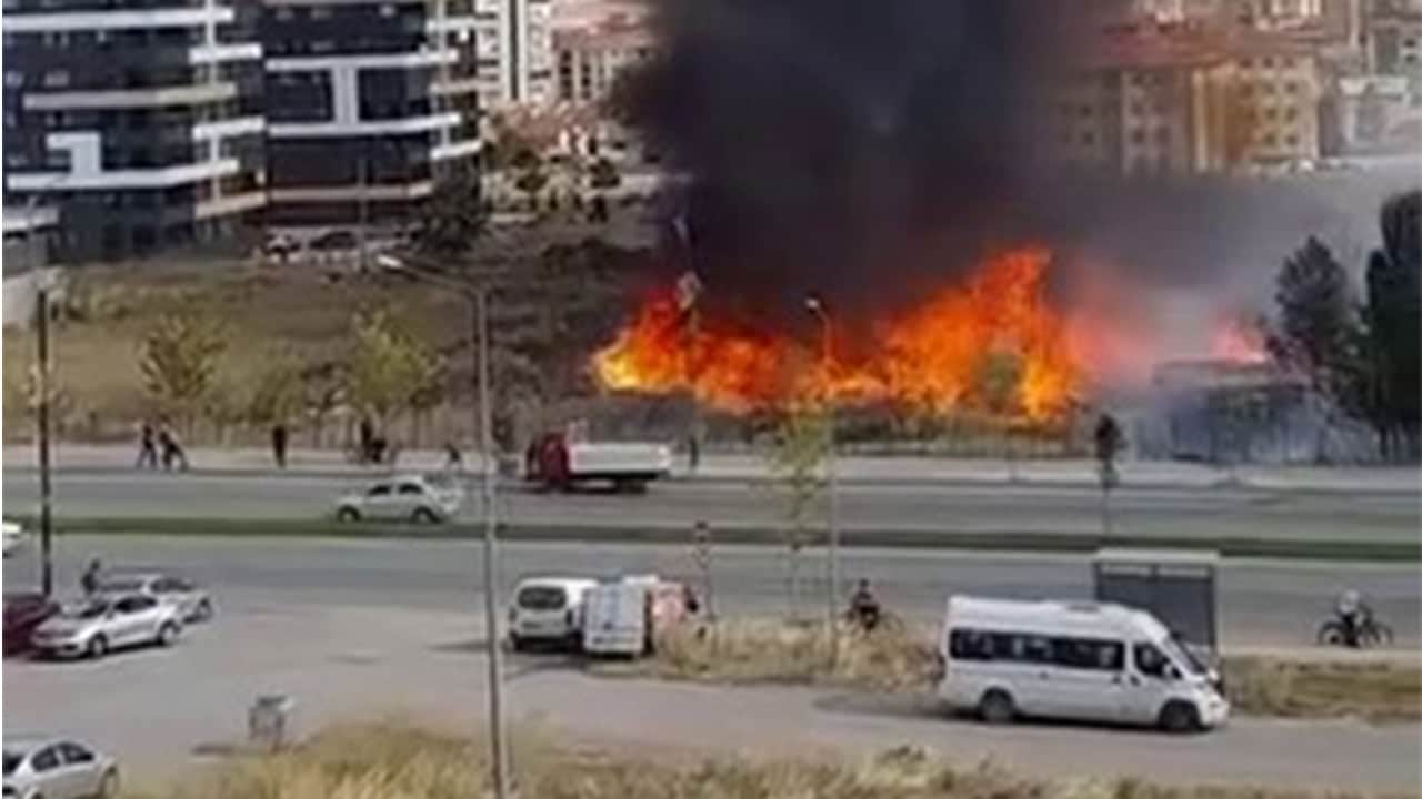 Foto - Benzincinin dibinde korkutan yangın