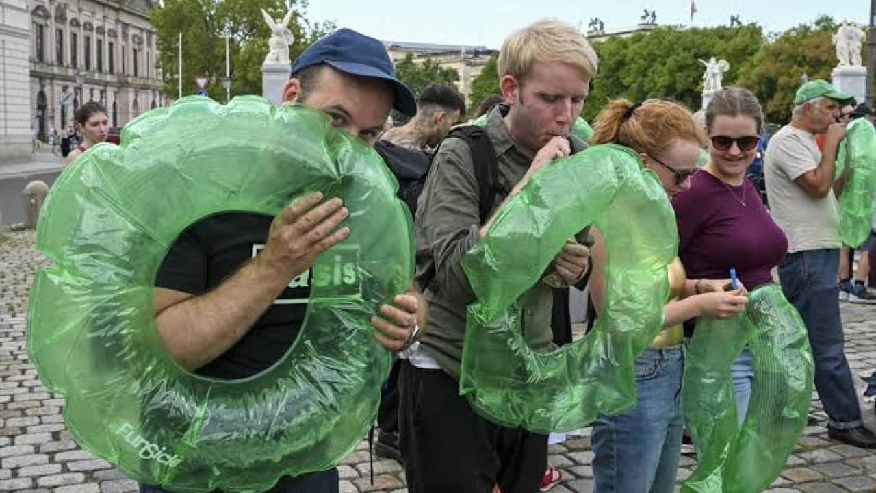 Foto - Berlin'de 101 yıllık yasağa isyan ettiler! Ülke krizde Alman’ın derdi nehirde yüzmek