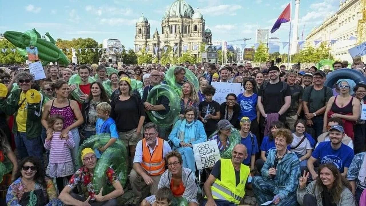 Foto - Berlin'de 101 yıllık yasağa isyan ettiler! Ülke krizde Alman’ın derdi nehirde yüzmek