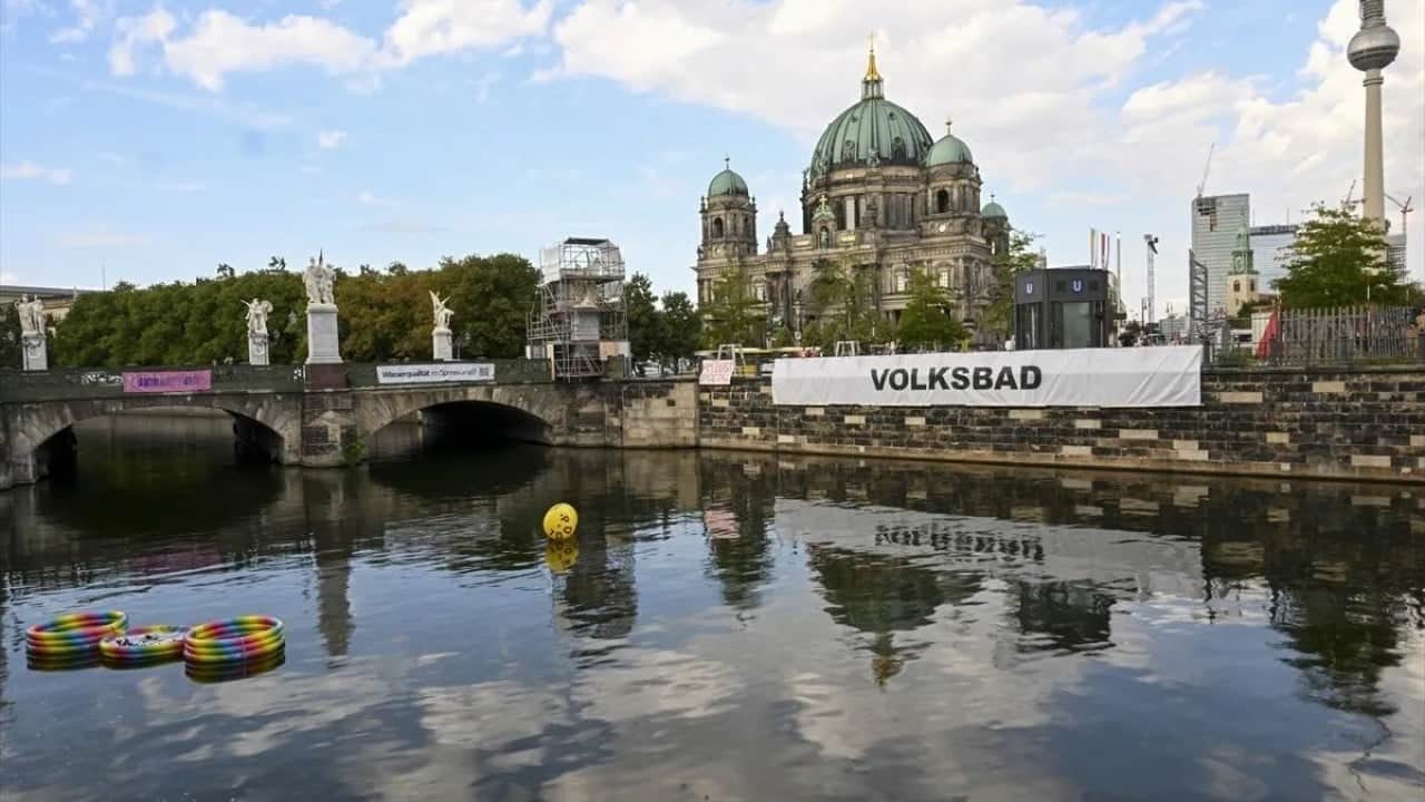 Foto - Berlin'de 101 yıllık yasağa isyan ettiler! Ülke krizde Alman’ın derdi nehirde yüzmek