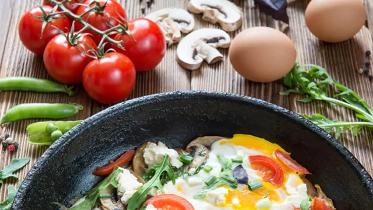 Foto - Beyaz peynirle hazırlanan kahvaltılık sebzeli yumurta: Ekmeksiz doyuran formül etkiliyor