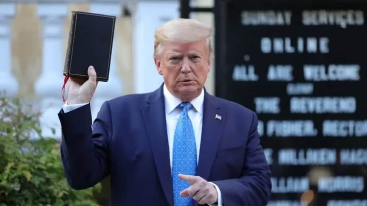 Foto - Beyaz Saray’da laikliğin elden gittiği anlar! Trump’ın etrafını sarıp bakın ne yaptılar