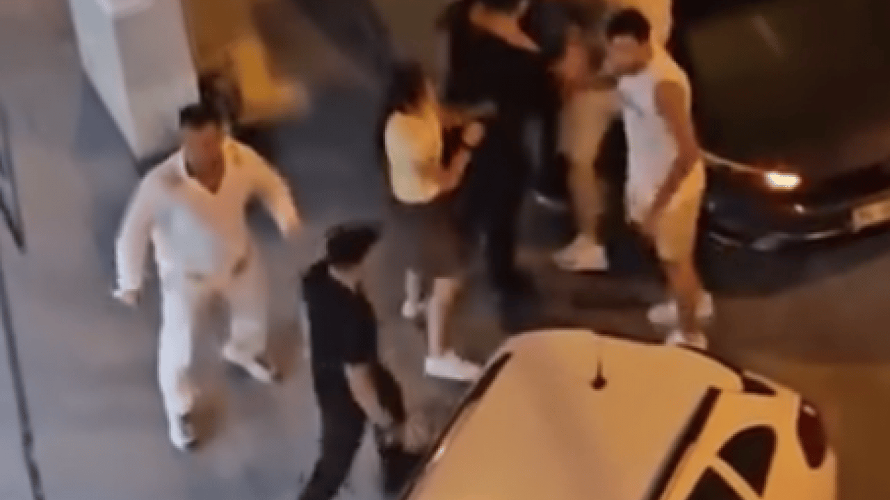 Foto - Bıçaklı, yumruklu kavgayı bir kadın ayırdı : Yerde tartışıp araç üstünde dövdüler!