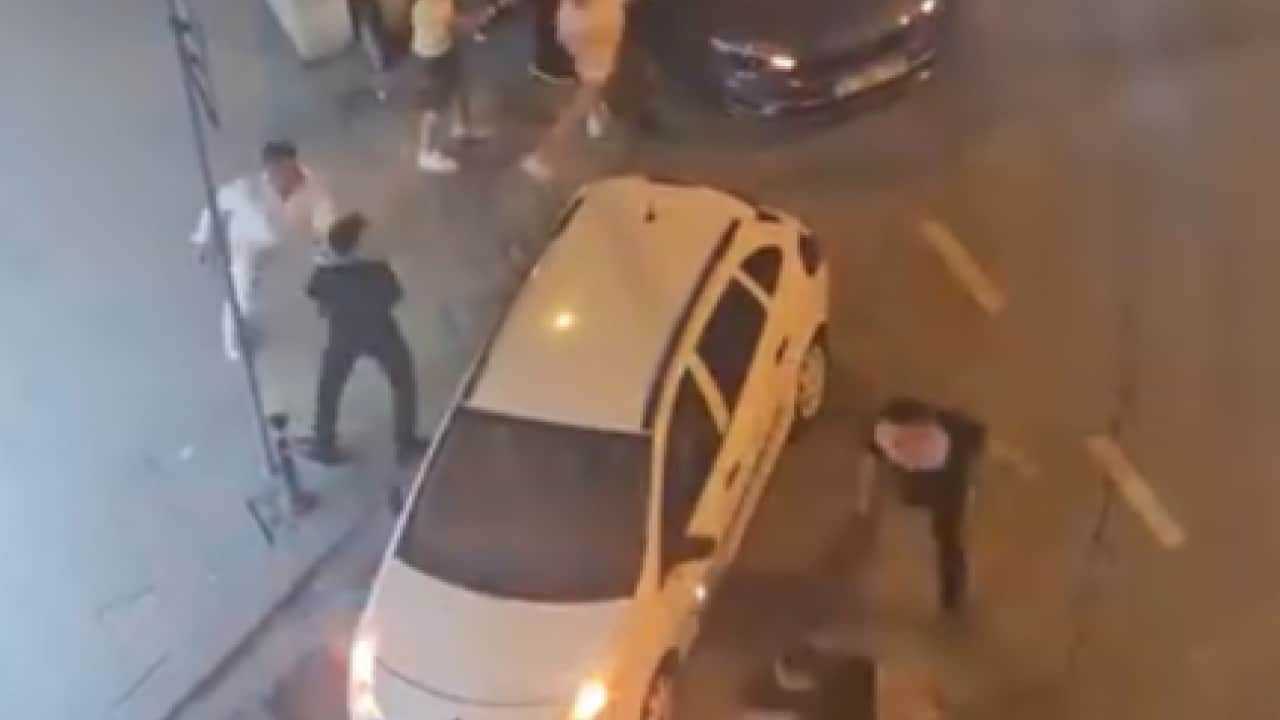 Foto - Bıçaklı, yumruklu kavgayı bir kadın ayırdı : Yerde tartışıp araç üstünde dövdüler!