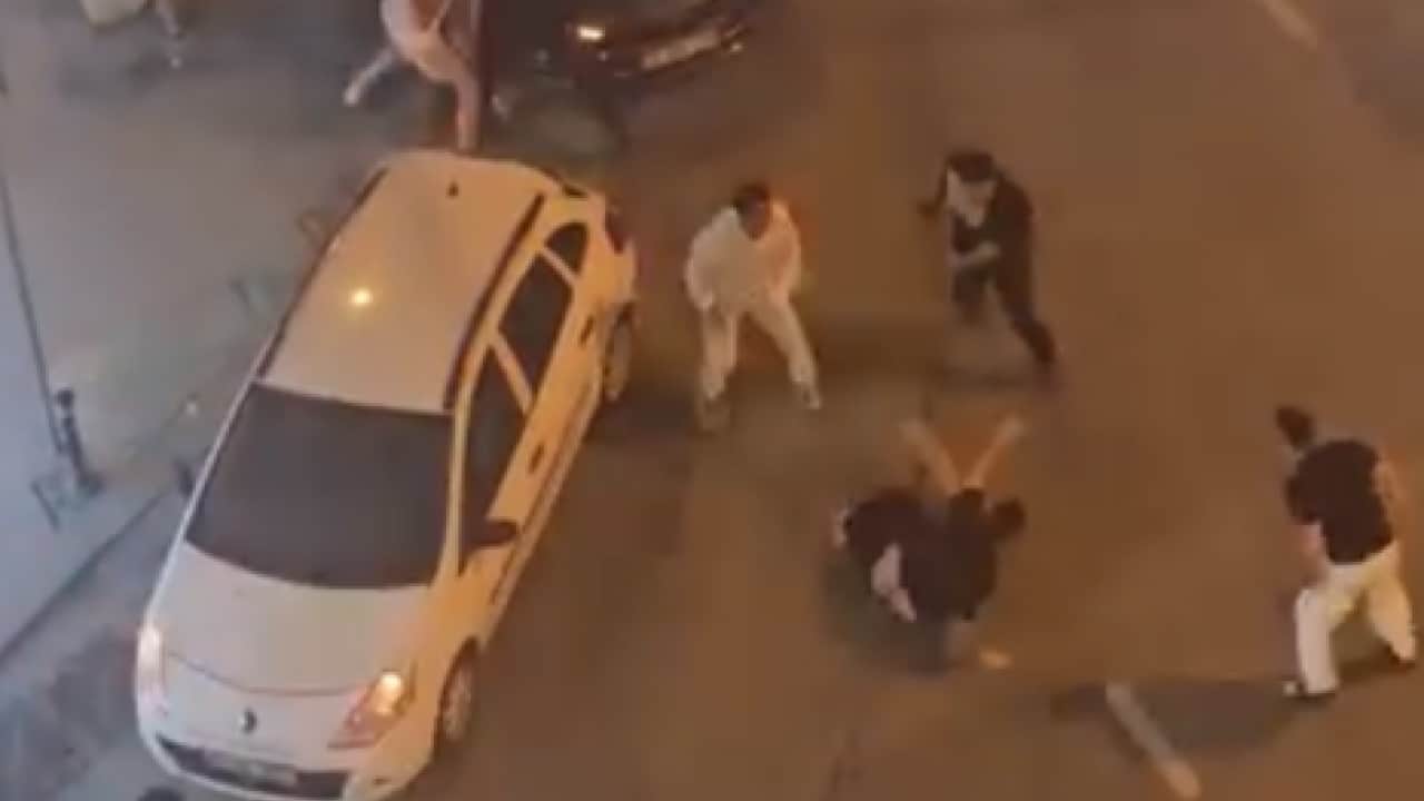 Bıçaklı, yumruklu kavgayı bir kadın ayırdı : Yerde tartışıp araç üstünde dövdüler!