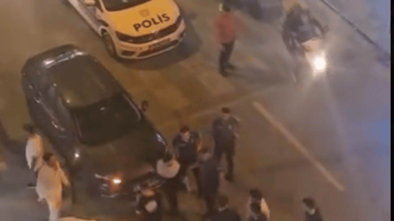Foto - Bıçaklı, yumruklu kavgayı bir kadın ayırdı : Yerde tartışıp araç üstünde dövdüler!