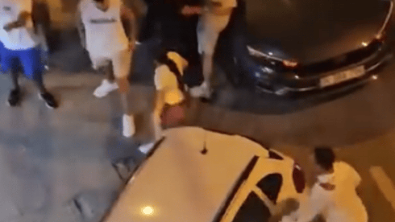 Foto - Bıçaklı, yumruklu kavgayı bir kadın ayırdı : Yerde tartışıp araç üstünde dövdüler!