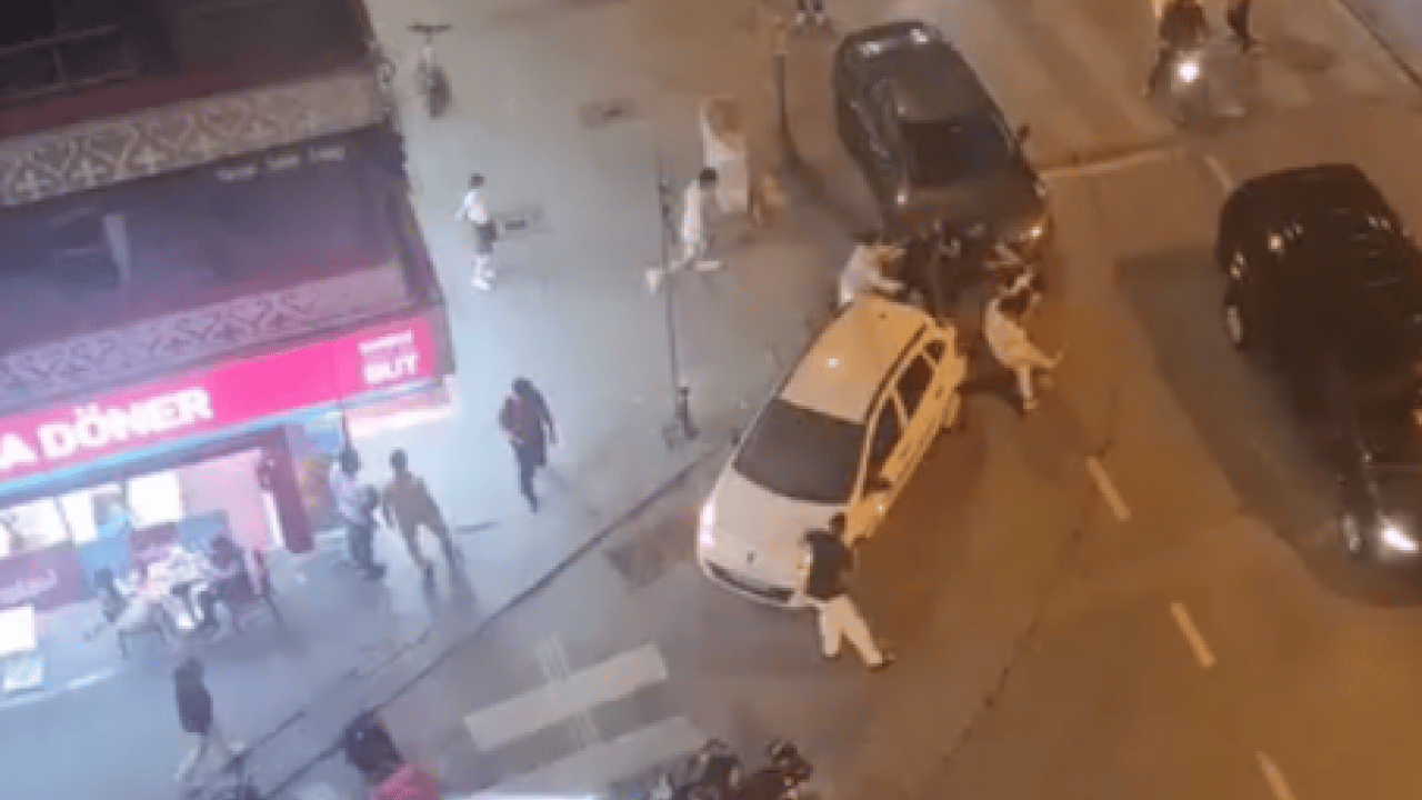 Foto - Bıçaklı, yumruklu kavgayı bir kadın ayırdı : Yerde tartışıp araç üstünde dövdüler!