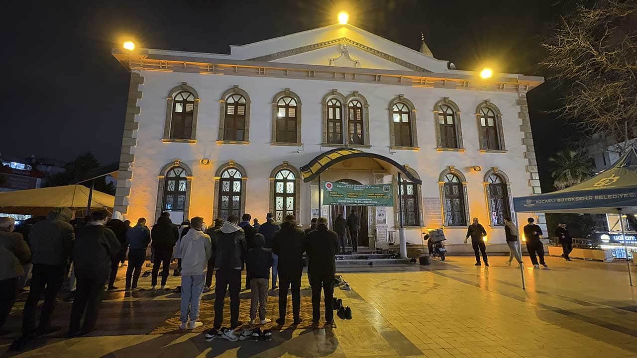 Foto - Bin aydan daha hayırlı müjde! Türkiye Kadir Gecesi'nde seccadeleri gözyaşlarıyla ıslattı!