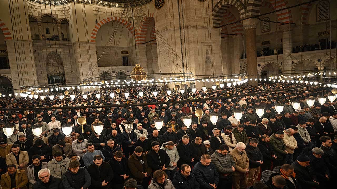 Foto - Bin aydan daha hayırlı müjde! Türkiye Kadir Gecesi'nde seccadeleri gözyaşlarıyla ıslattı!