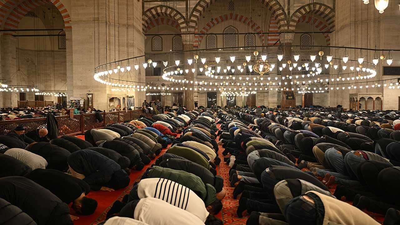 Foto - Bin aydan daha hayırlı müjde! Türkiye Kadir Gecesi'nde seccadeleri gözyaşlarıyla ıslattı!