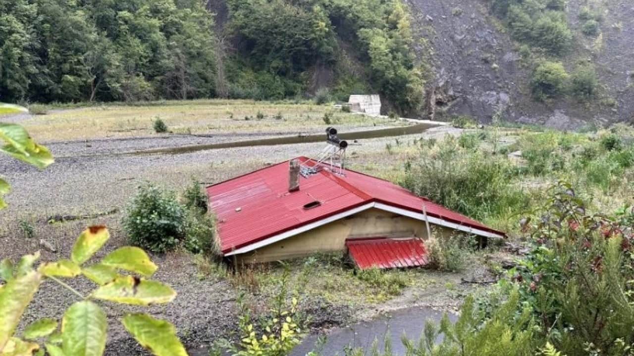 Foto - Binadan geriye sadece çatısı kaldı! Görenler şaşkına dönüyor