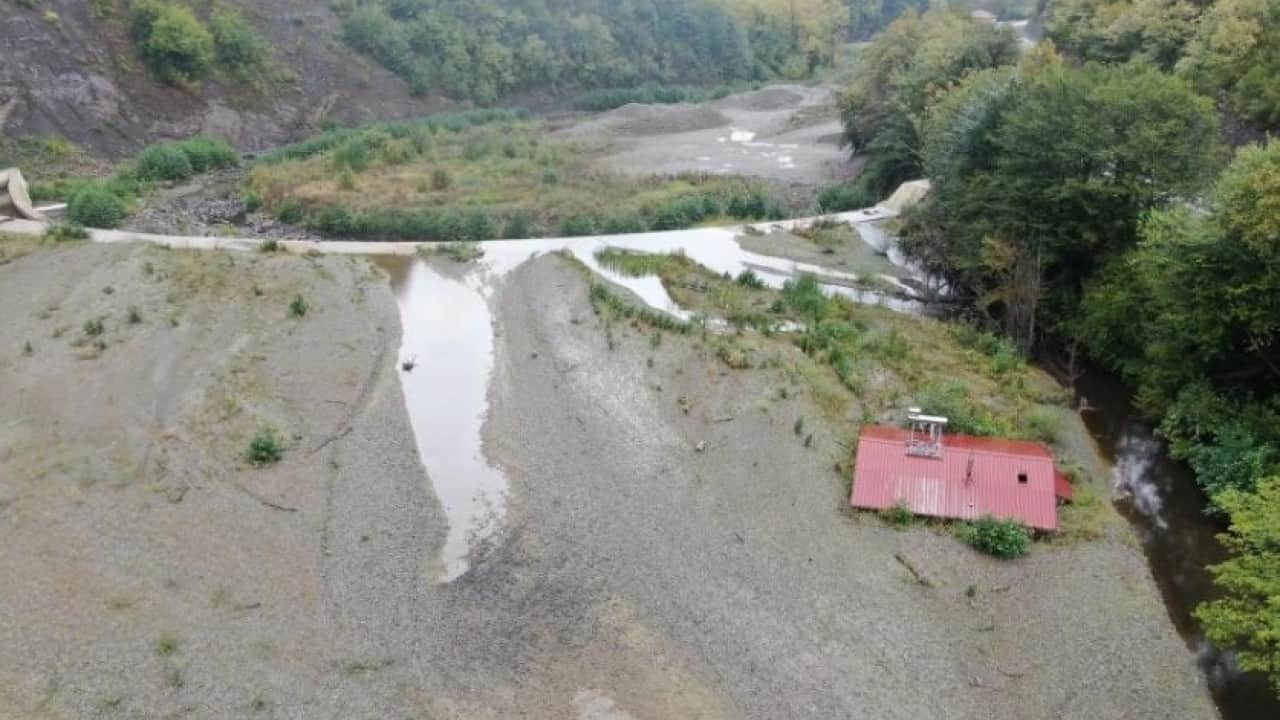 Foto - Binadan geriye sadece çatısı kaldı! Görenler şaşkına dönüyor