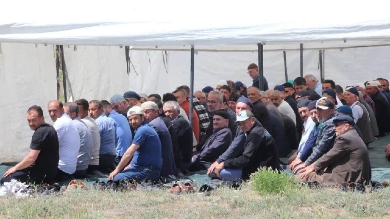 Yüzlerce insan yağmur duasına koştu: Ama bu kez yağsın diye değil