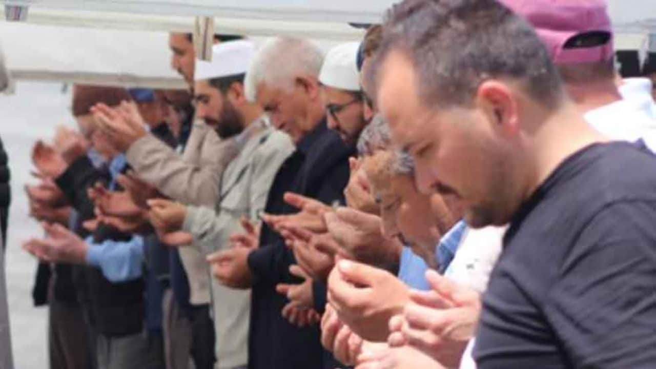 Foto - Yüzlerce insan yağmur duasına koştu: Ama bu kez yağsın diye değil