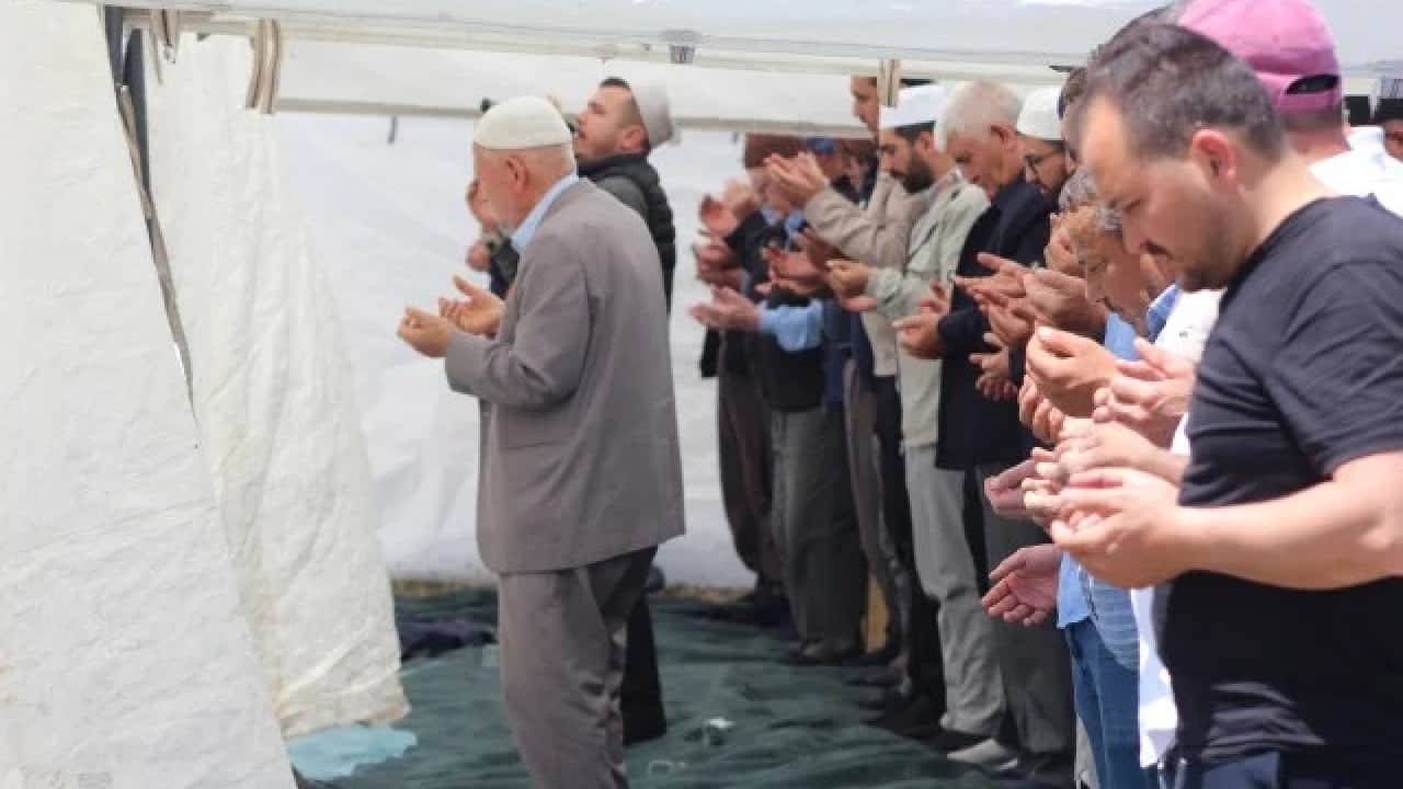 Foto - Yüzlerce insan yağmur duasına koştu: Ama bu kez yağsın diye değil