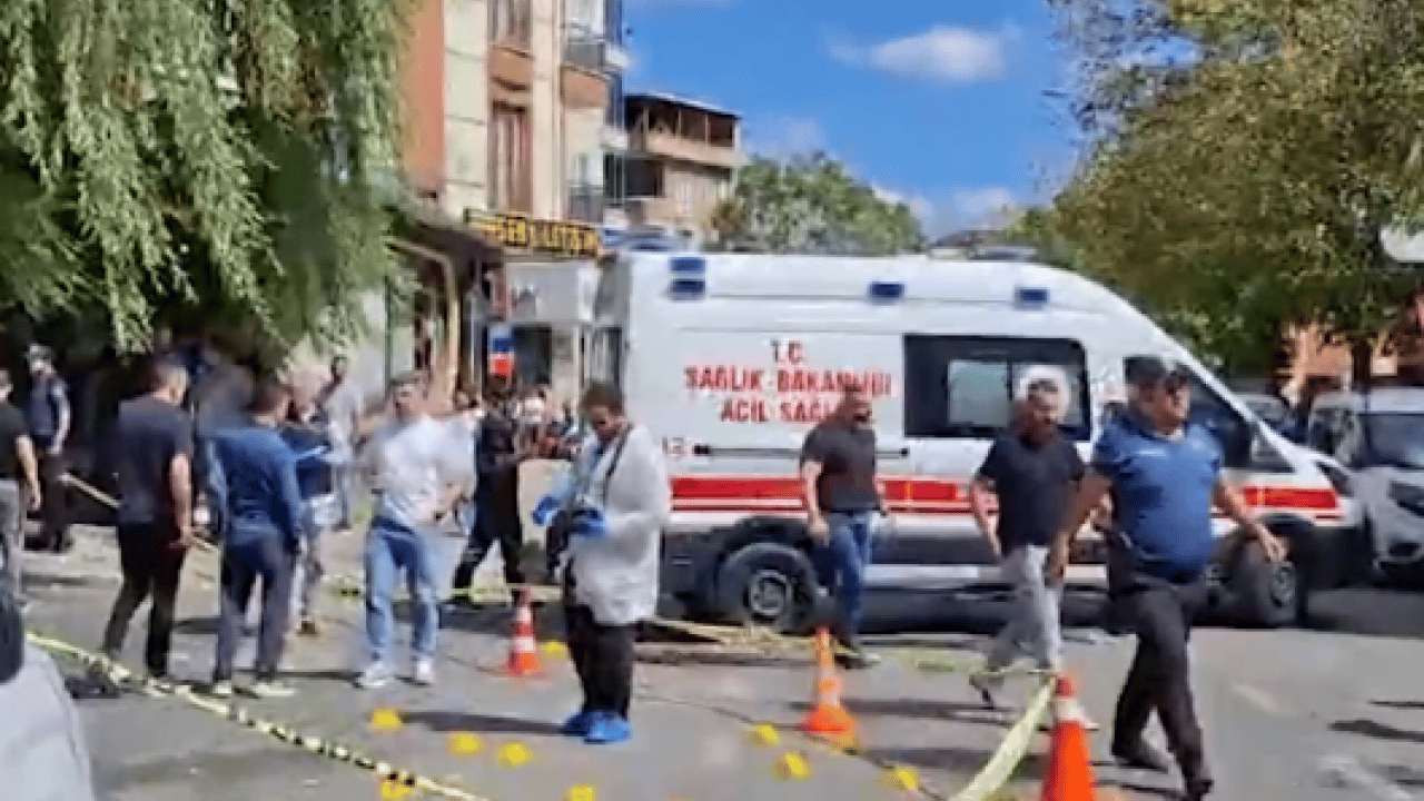 Foto - Bir anda ortaya çıktılar: Seyir halindeki araca kurşun yağmuru!