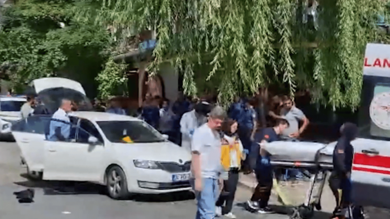 Foto - Bir anda ortaya çıktılar: Seyir halindeki araca kurşun yağmuru!
