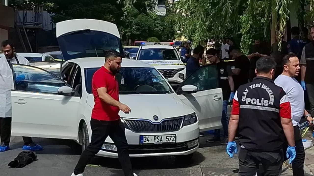 Bir anda ortaya çıktılar: Seyir halindeki araca kurşun yağmuru!