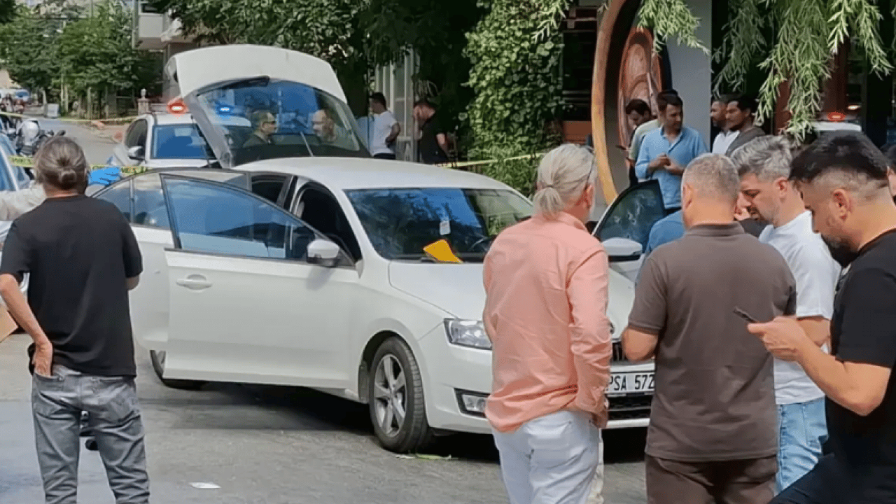 Foto - Bir anda ortaya çıktılar: Seyir halindeki araca kurşun yağmuru!