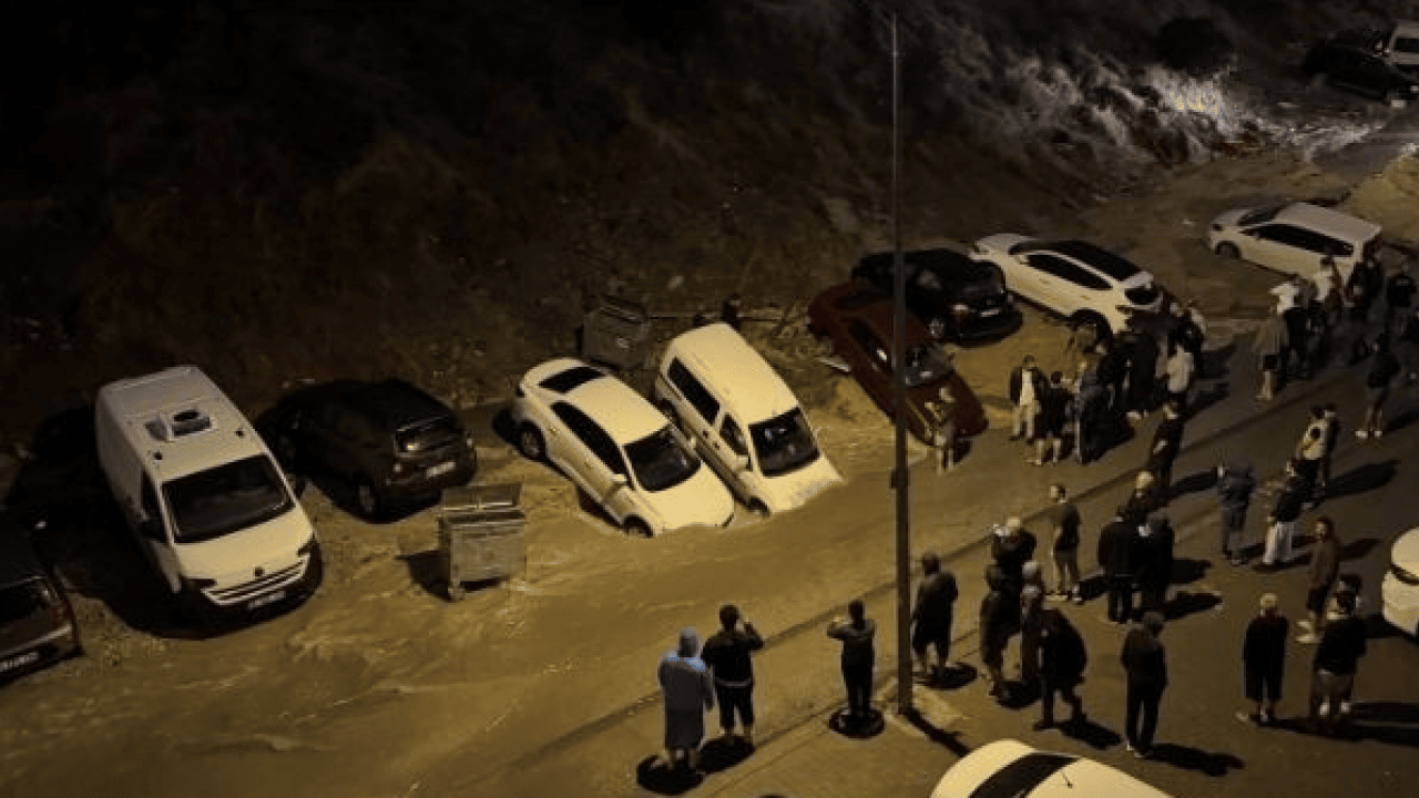 Foto - Bir CHP klasiği: Ankara'da yol çöktü, onlarca araç suya gömüldü!