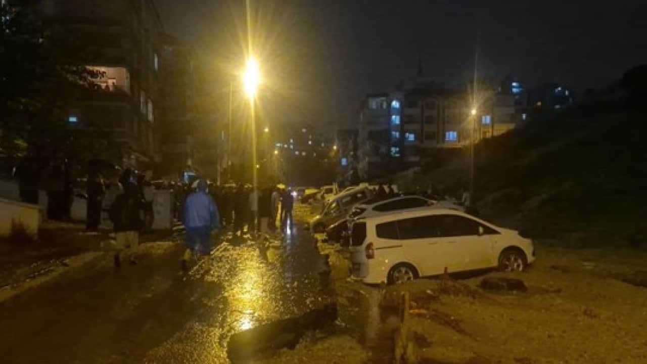 Bir CHP klasiği: Ankara'da yol çöktü, onlarca araç suya gömüldü!