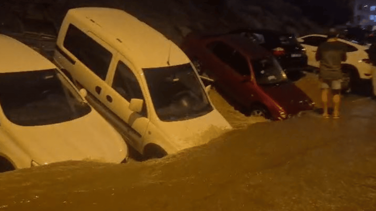 Foto - Bir CHP klasiği: Ankara'da yol çöktü, onlarca araç suya gömüldü!