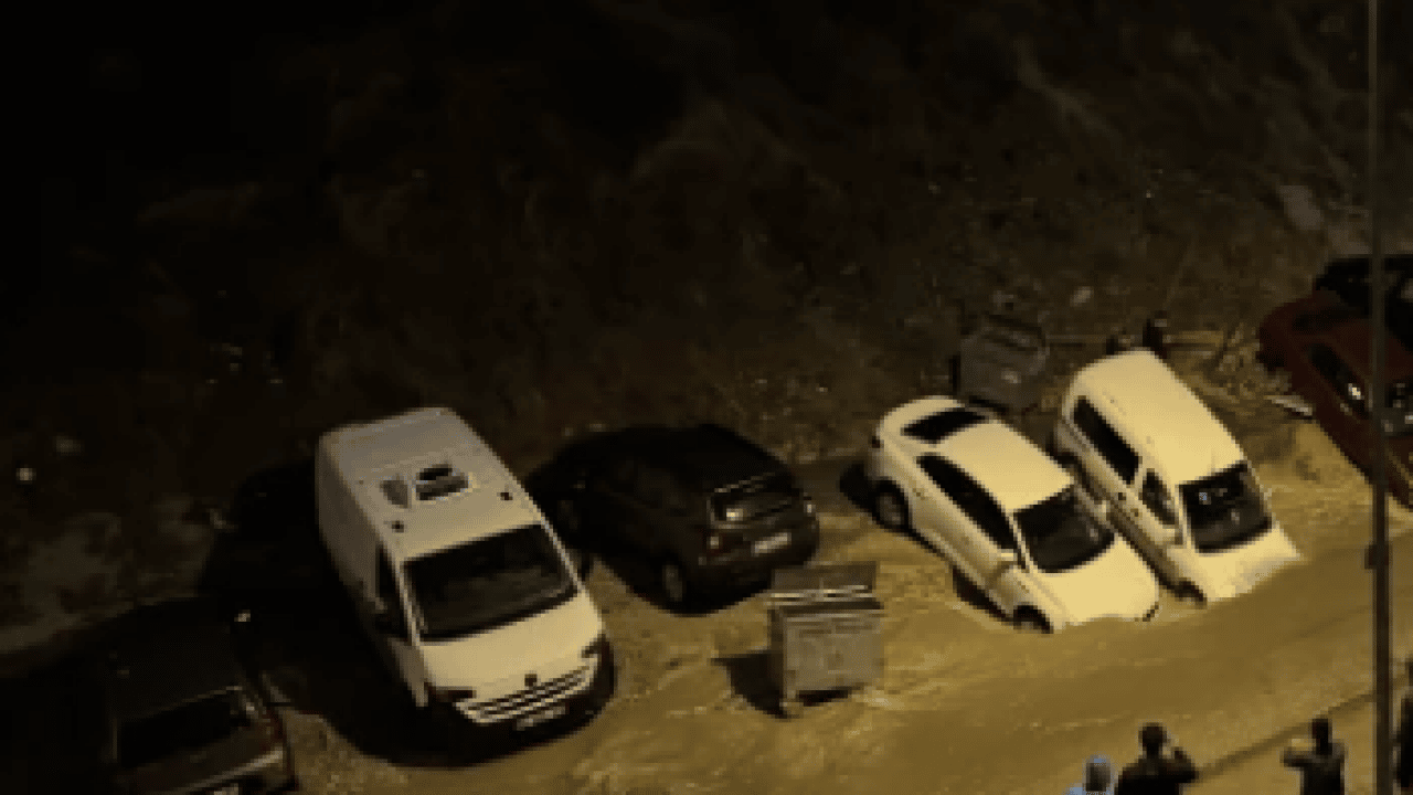 Foto - Bir CHP klasiği: Ankara'da yol çöktü, onlarca araç suya gömüldü!