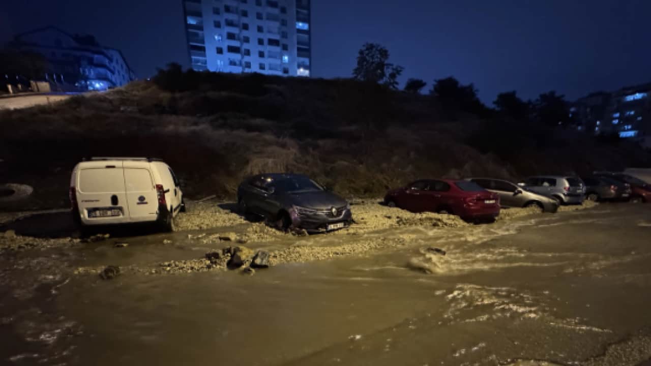 Foto - Bir CHP klasiği: Ankara'da yol çöktü, onlarca araç suya gömüldü!