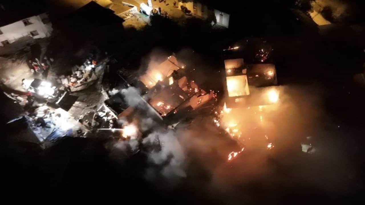 Foto - Bir kazan kuşburnu köyü ayağa kaldırdı! 2 ev ve ahır küle döndü