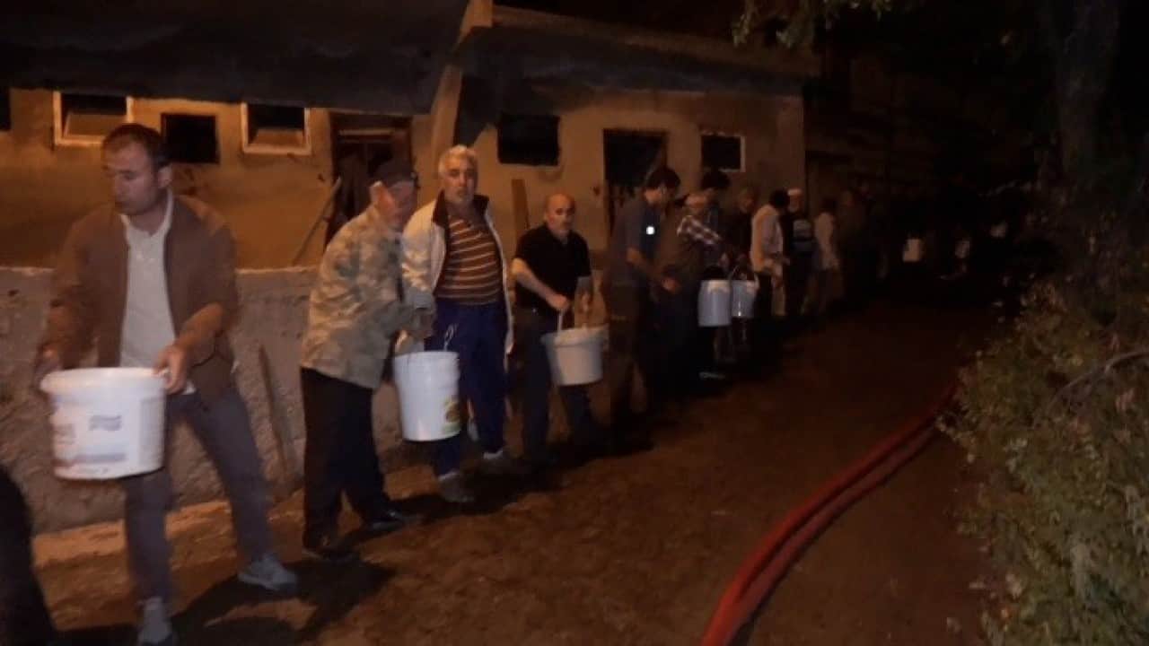 Foto - Bir kazan kuşburnu köyü ayağa kaldırdı! 2 ev ve ahır küle döndü