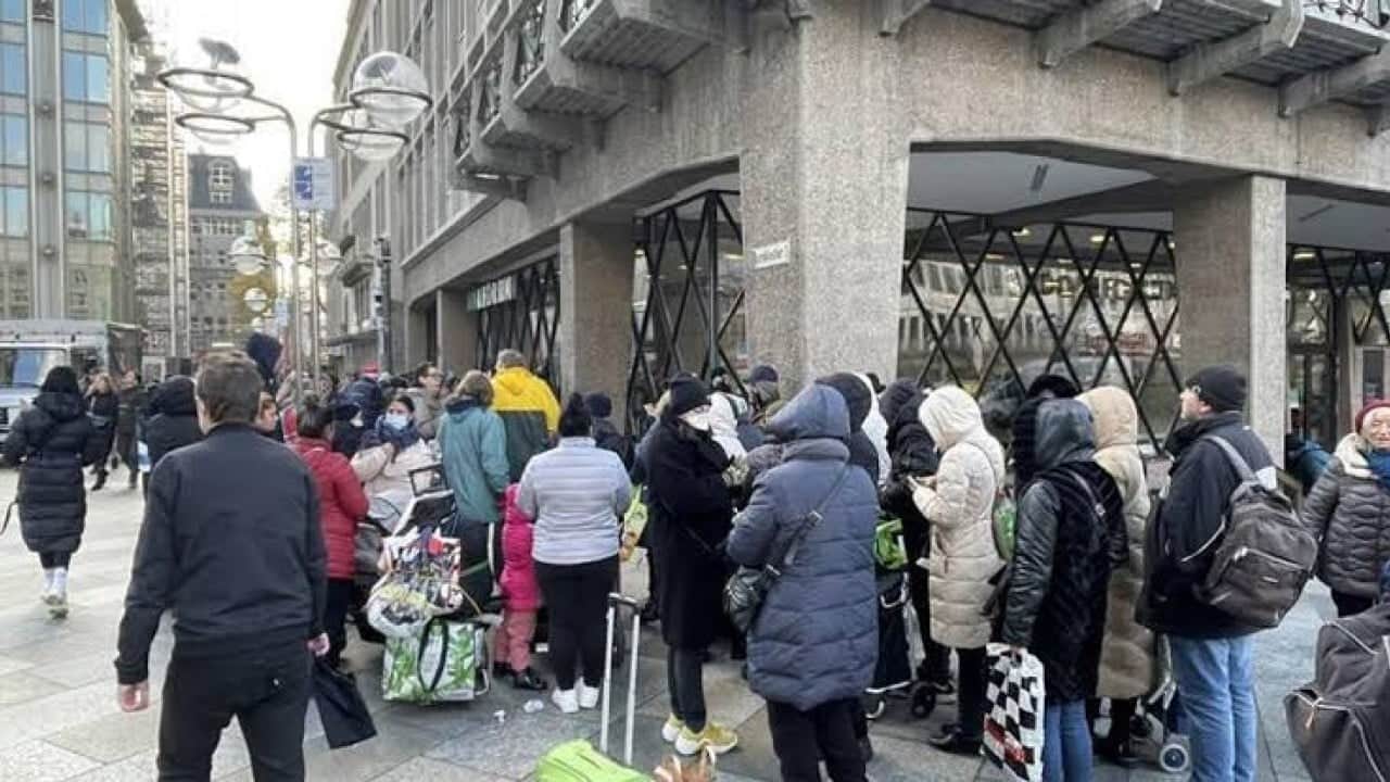 Foto - Bir parça kıyafet için saatlerce sıra beklediler Avrupa’nın göbeğinde sefalet manzarası