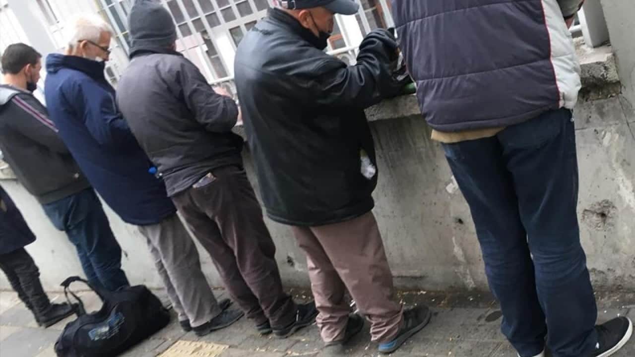 Foto - Bir parça kıyafet için saatlerce sıra beklediler Avrupa’nın göbeğinde sefalet manzarası