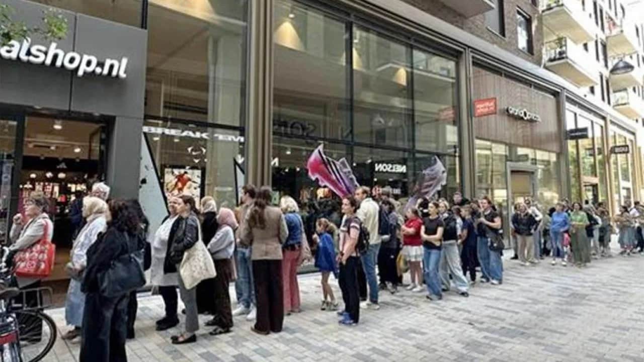 Foto - Bir parça kıyafet için saatlerce sıra beklediler Avrupa’nın göbeğinde sefalet manzarası