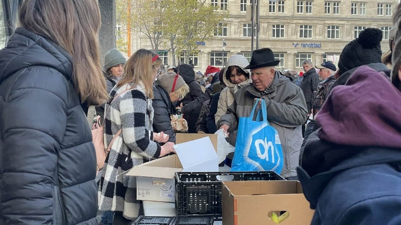 Foto - Bir parça kıyafet için saatlerce sıra beklediler Avrupa’nın göbeğinde sefalet manzarası