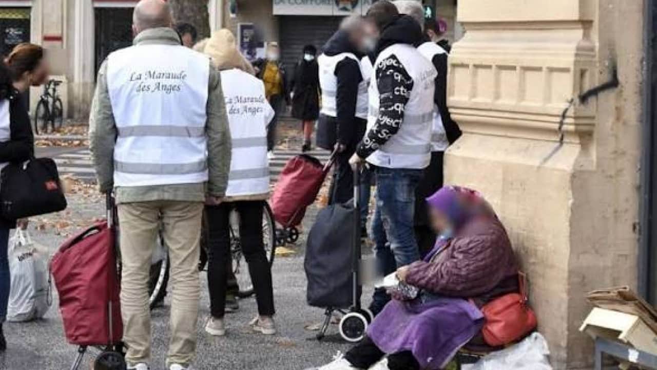 Foto - Bir parça kıyafet için saatlerce sıra beklediler Avrupa’nın göbeğinde sefalet manzarası