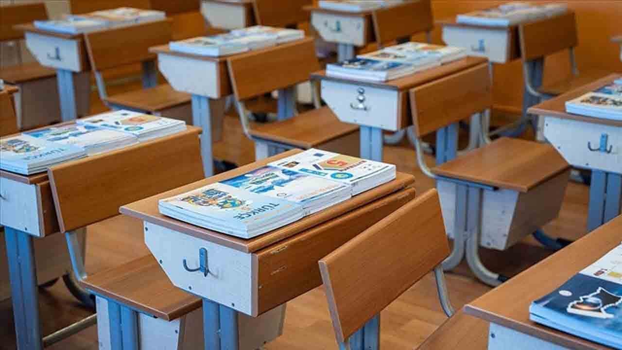 Bir zamanlar öğrenciler kapı kapı geziyordu: Ücretsiz kitaplar sıralarda yerini alıyor
