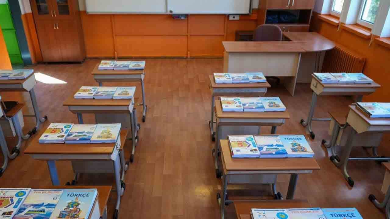 Foto - Bir zamanlar öğrenciler kapı kapı geziyordu: Ücretsiz kitaplar sıralarda yerini alıyor