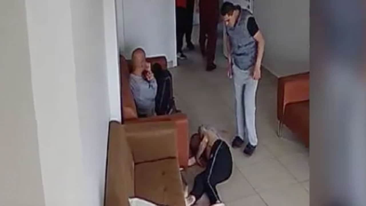 Foto - Birbirlerinin gözünü oyup, darp ettiler! 2 saat odaya kitlenen 3 engelli birbirine saldırdı