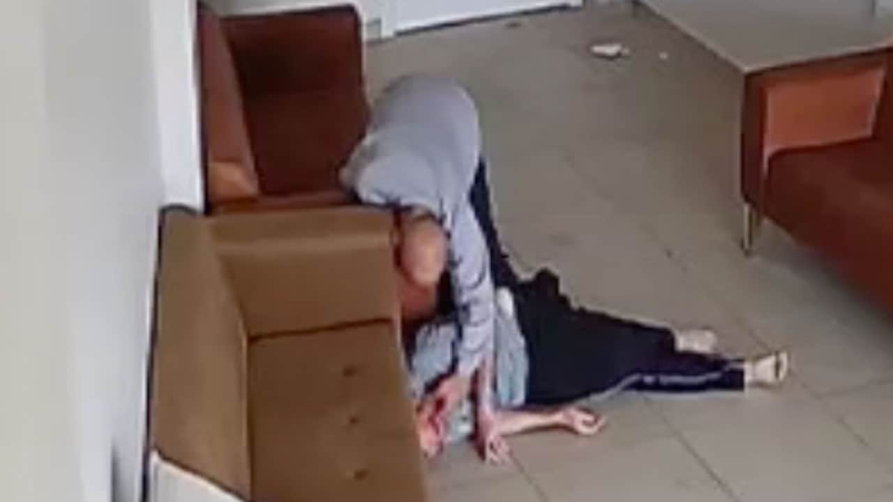 Foto - Birbirlerinin gözünü oyup, darp ettiler! 2 saat odaya kitlenen 3 engelli birbirine saldırdı