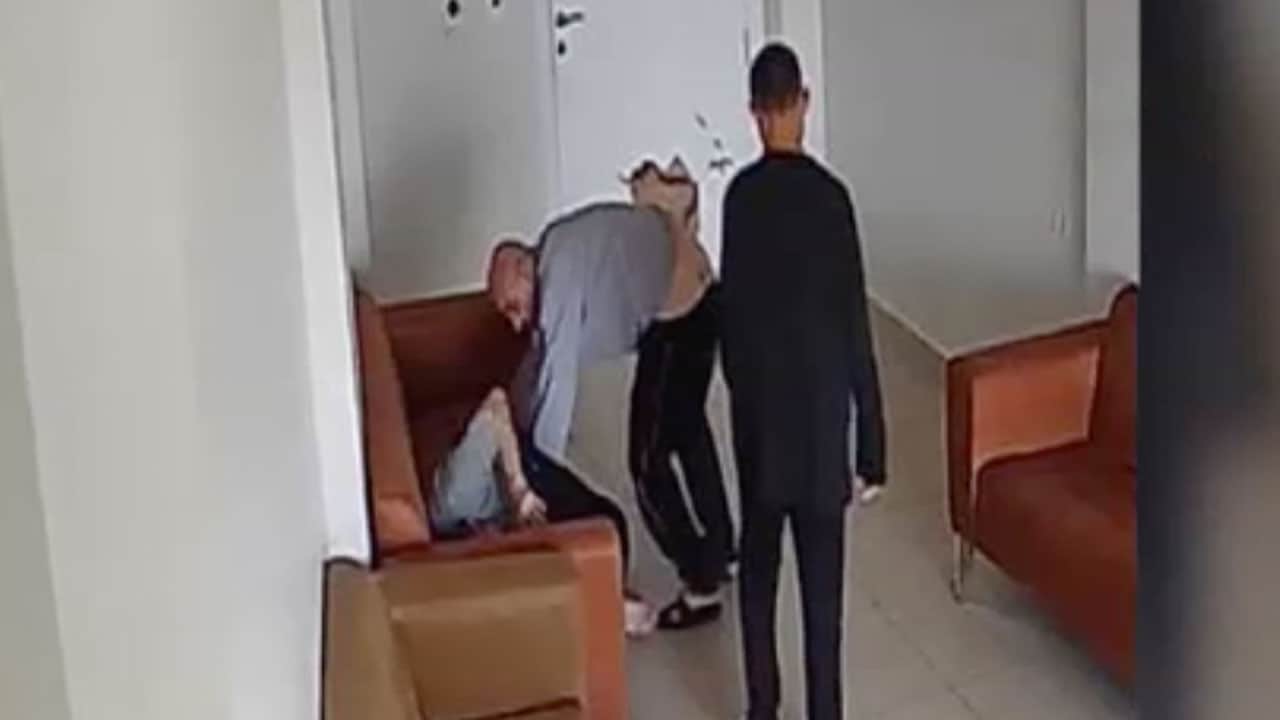 Foto - Birbirlerinin gözünü oyup, darp ettiler! 2 saat odaya kitlenen 3 engelli birbirine saldırdı