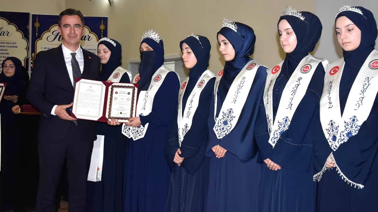 Bitlis’te Kur'an Kursu mezuniyet coşkusu: 86 hafize icazet belgelerini aldı