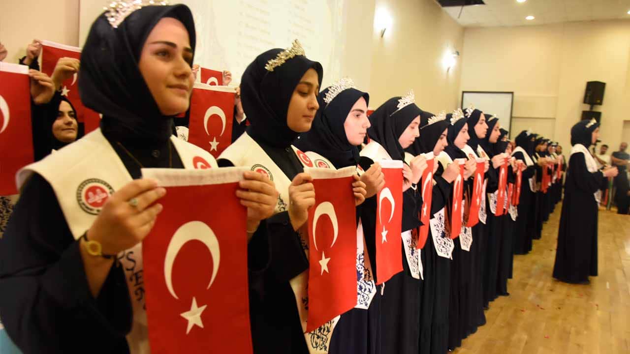 Foto - Bitlis’te Kur'an Kursu mezuniyet coşkusu: 86 hafize icazet belgelerini aldı