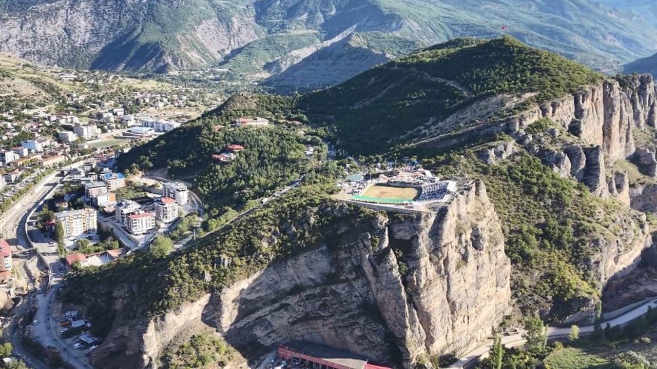 Foto - Boğalar 250 metre yüksekte arenaya çıktı! Uçurumun kenarında nefes kesen mücadele